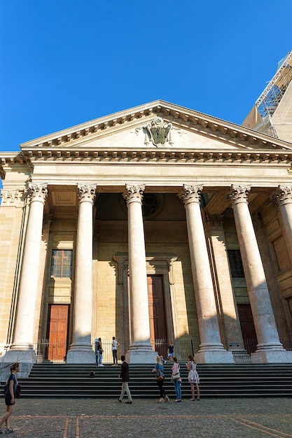 Genebra, Suíça - 30 de agosto de 2016: Fachada da Catedral de St Pierre na cidade velha de Genebra, Suíça. Pessoas no fundo