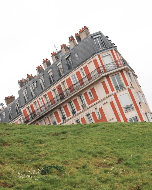 Foto geneigtes gebäude in montmartre