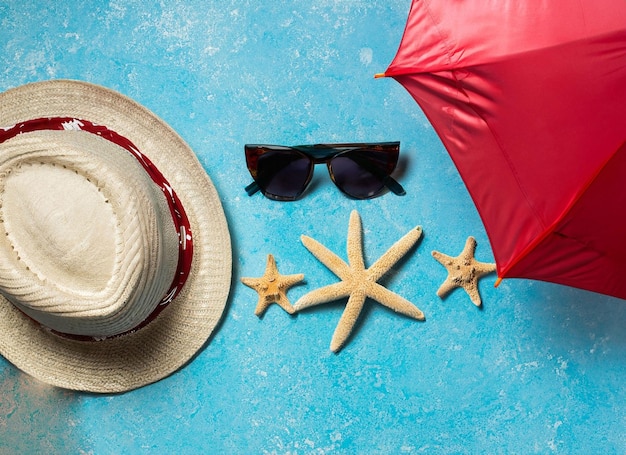 Se genera un paraguas rojo y un sombrero con una estrella de mar.