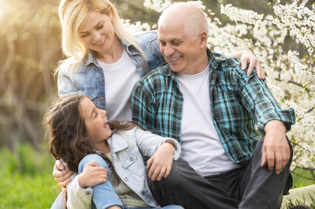 Generación Familia Sobre Hierba Juntos en el jardín