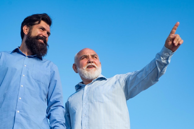 Generación de personas y etapas de crecimiento Abuelo jubilado Retrato de dos hombres barbudos Padre jubilado