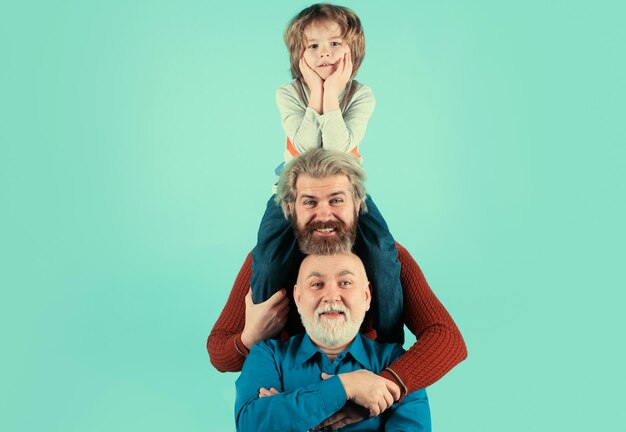 Foto generación de personas y etapas de crecimiento generación de hombres aislados abuelo padre y nieto