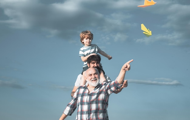 Generación de tres hombres Lindo hijo con papá jugando al aire libre Día del padre abuelo padre e hijo son h