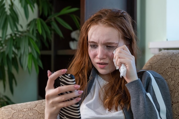 Generación Z adolescente deprimida llorando