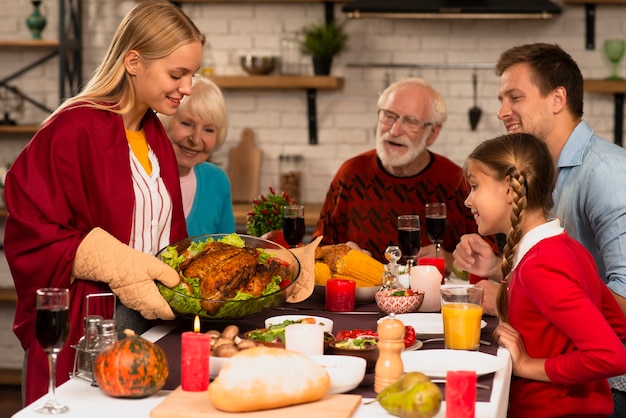 Foto generaciones familiares listas para comer en la mesa de acción de gracias