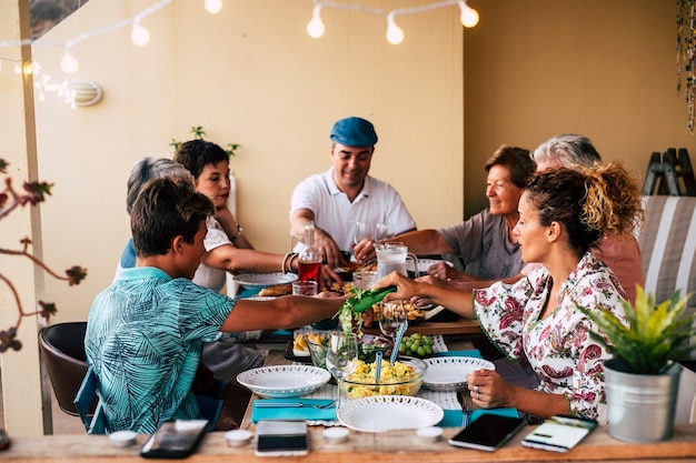 Generaciones familiares mixtas almorzando juntos en casa o concepto de restaurante