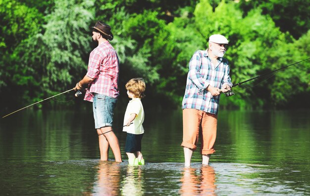 Generaciones hombres abuelo padre e hijo están pescando con mosca en el río