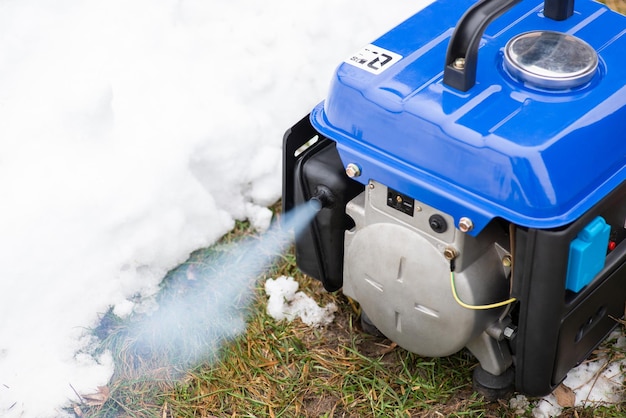 Generador eléctrico de gasolina recién iniciado exhala mucho humo