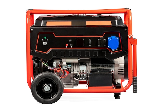 Generador eléctrico rojo portátil aislado en blanco para energía de respaldo