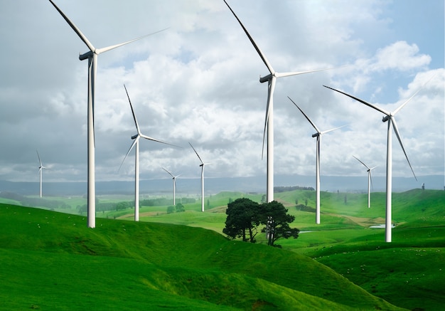 Generador de energía de granja de turbinas eólicas en un hermoso paisaje natural para la producción de energía renovable.