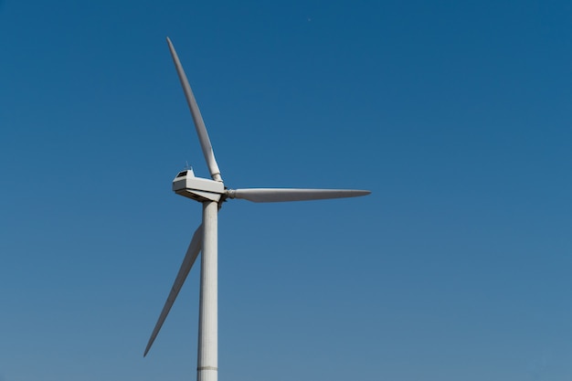 Foto generador de energía de molino de viento contra el cielo. de cerca