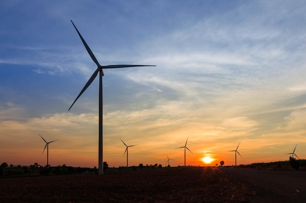 Generador de energía de turbina eólica en el crepúsculo