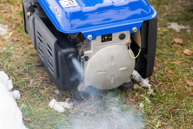 El generador de gasolina produce mucho humo tóxico debido al mal funcionamiento del motor