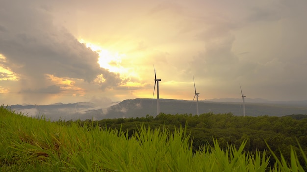 Generador de turbina de molino de viento en la puesta del sol