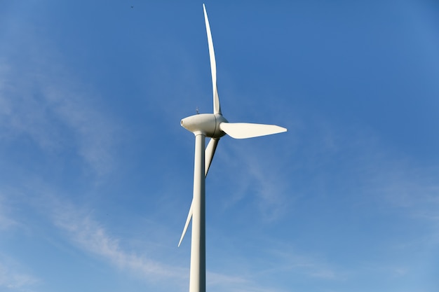 Generador de viento de energía limpia. Aerogenerador en la costa báltica contra el cielo azul en un día soleado