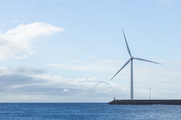 Generadores eólicos de electricidad en la isla de Gran Canaria. Concepto de energía renovable y medio ambiente.