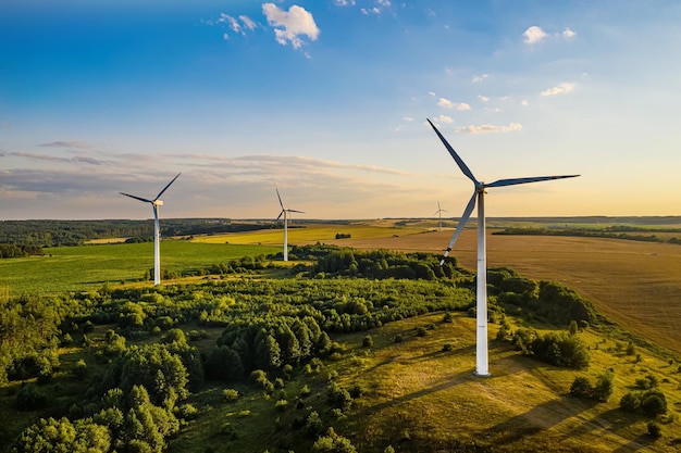 Foto generadores de viento en el fondo de la vista superior del sol poniente desde un dron