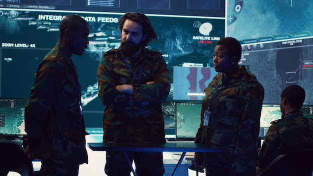 El general de brigada y su personal estudiando datos de radar en una imagen holográfica