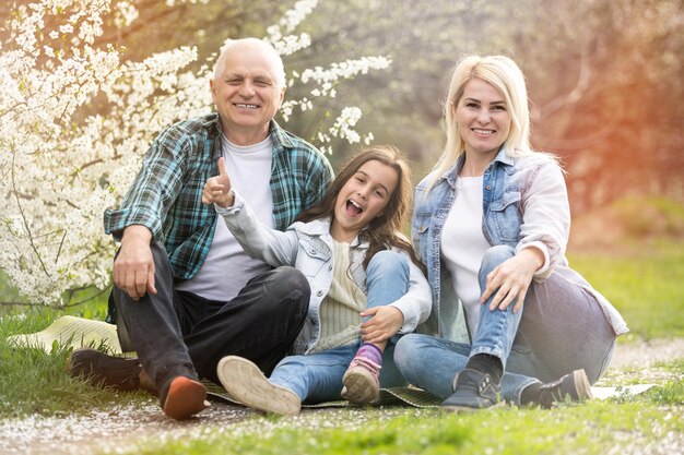 Generation Family On Grass Gemeinsam im Garten