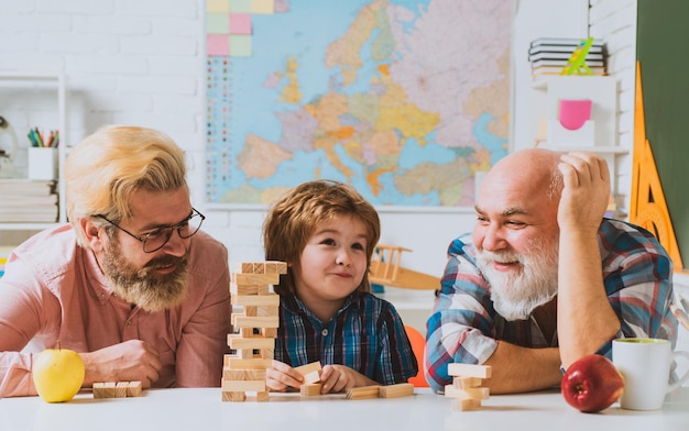 Generation von Menschen und Stadien des Heranwachsens von Großvater, Vater und süßem kleinen Sohn, die sich zu Hause amüsieren