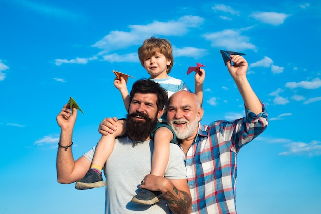 Generationskonzept glückliche Männer, die Familie lieben, glückliche Familie, männliches Multi-Generationen-Porträt, Papa und Sohn