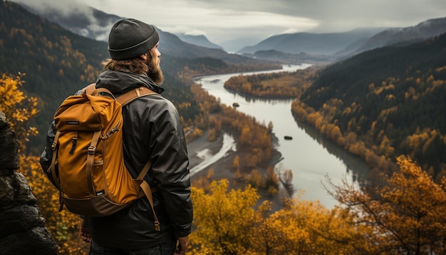 Generative KI-Rucksacktourist in herbstlicher Landschaft, Reisender, Mann, Tourist mit Rucksack beim Wandern in den Bergen