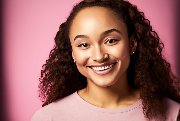 Generativo ai carrera mixta mujer joven fondo aislado sonriendo divirtiéndose