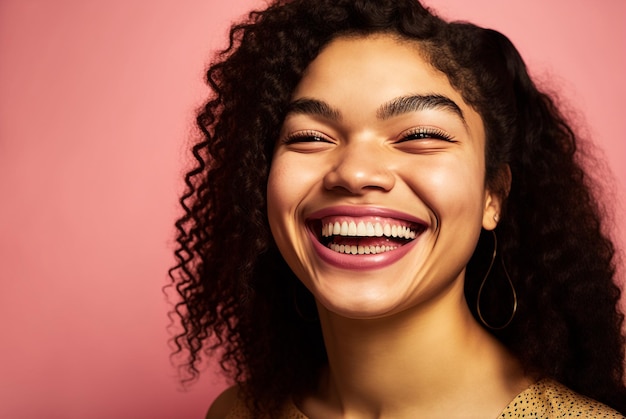 Generativo ai carrera mixta mujer joven fondo aislado sonriendo divirtiéndose