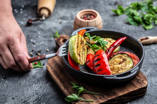 Generosidad de coloridas verduras asadas en sartén de hierro fundido