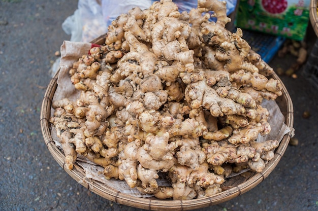 Gengibre na cesta de vime no mercado vietnamita