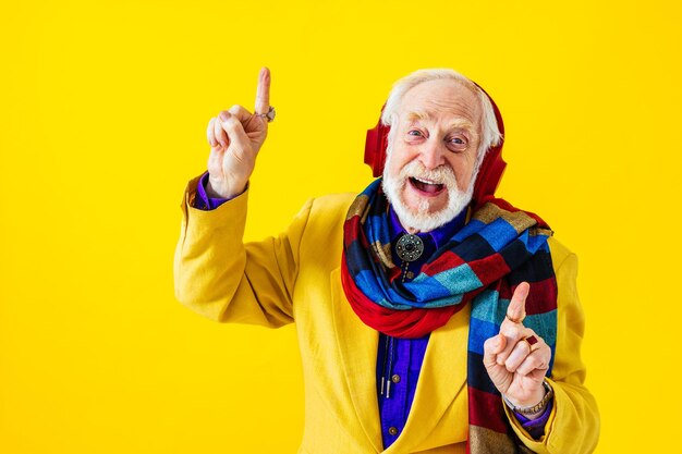 Genial hombre senior con retrato de estilo de ropa de moda sobre fondo de color