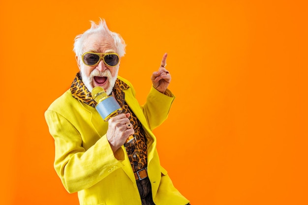 Foto genial hombre senior con retrato de estilo de ropa de moda sobre fondo de color