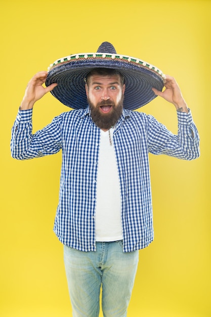 Foto genial para rematar su disfraz hombre mexicano con sombrero accesorio de moda tradicional para fiesta mexicana hombre barbudo con sombrero mexicano hipster con sombrero de ala ancha está enamorado del estilo mexicano
