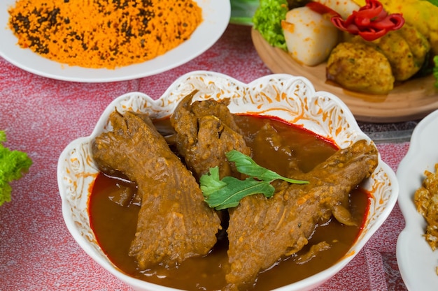 Genießen Sie den köstlichen Lamm- oder Rindfleisch-Curry-Rendang, der zum Eid al-Adha bereit ist