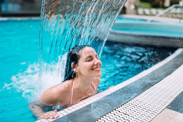 Genießen Sie den Wasserfall im Schwimmbad.