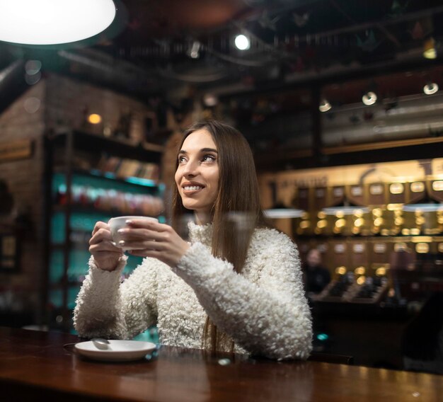 Genießen Sie die Fensteransicht des Cafés