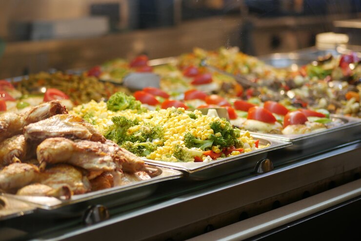 Genießen Sie ein frisch zubereitetes Buffet mit einer Vielzahl von köstlichen Gerichten