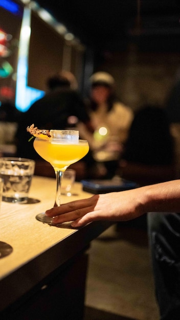 Genießen Sie einen Cocktail an der Bar