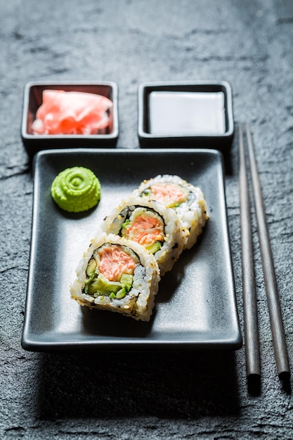 Genießen Sie Ihr Gesundes aus Lachs und Avocado