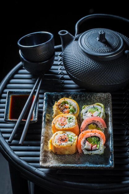 Genießen Sie Ihr Sushi-Set mit Wasabi und Sojasauce