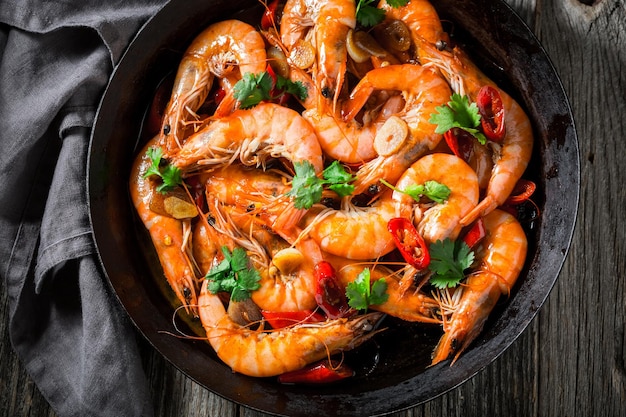 Foto genießen sie ihre garnelen in der pfanne mit knoblauch, koriander und paprika