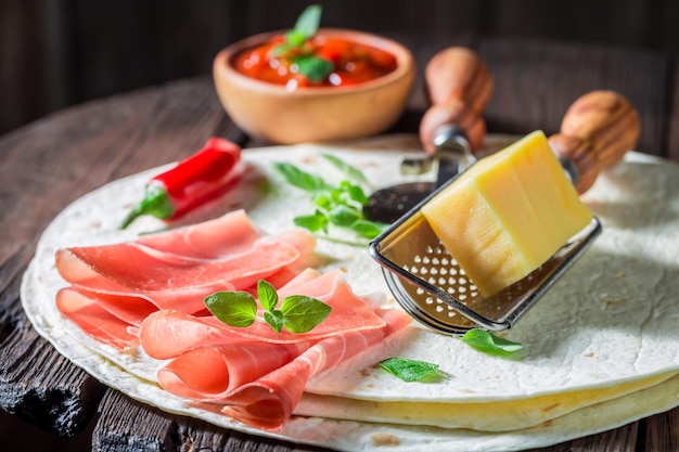 Genießen Sie Ihre Tortilla als Quesadilla mit Käse und Schinken