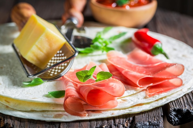 Genießen Sie Ihre Tortilla als Quesadilla mit Sauce und Kräutern