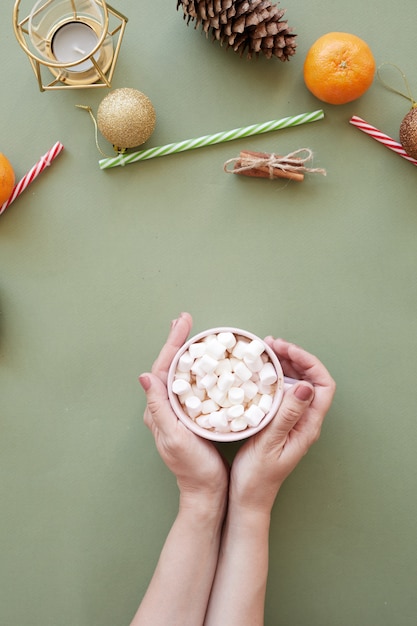 Genießen Sie köstlichen Kakao mit Marshmallows