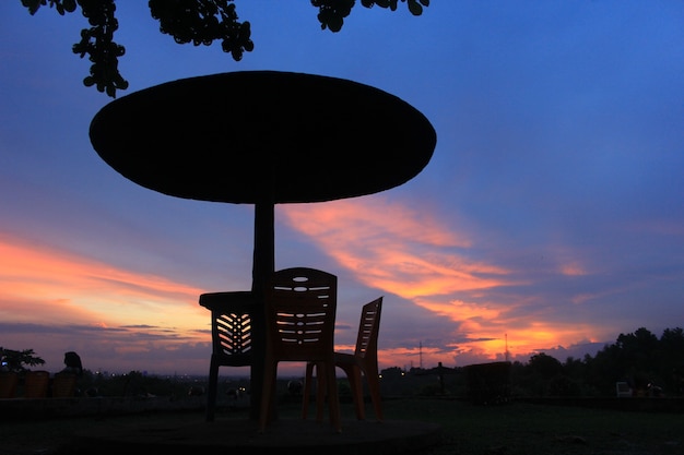 Genießt den Sonnenuntergang im Freien