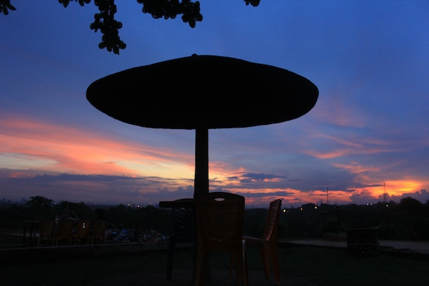 Genießt den Sonnenuntergang im Freien