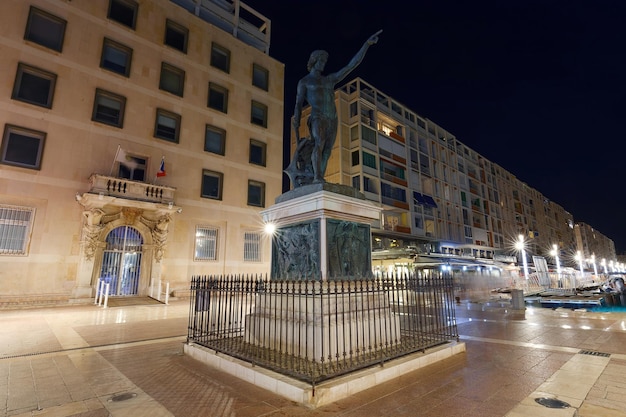 Gênio da navegação estátua de bronze na costa azul de Toulon França