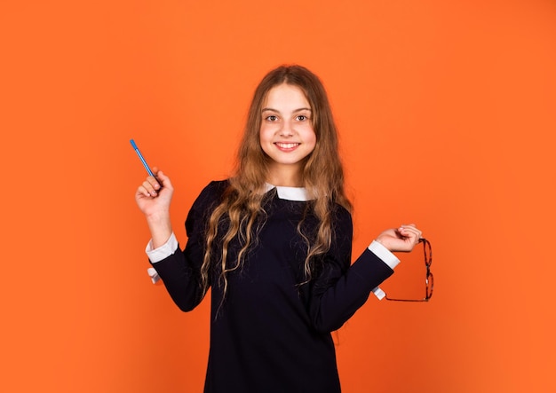 Gênio fofo Menina gênio fundo marrom Gênio criança segura caneta e óculos Escola e educação Ensino particular Potencial de mente Criativo e genial