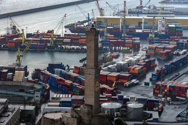 Génova, Italia, 6 de mayo de 2018 Vista aérea del puerto y el faro desde un helicóptero