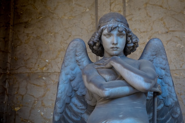 Génova, Italia - junio de 2020: estatua antigua de ángel (a partir de 1900, mármol) en un cementerio católico cristiano - Italia